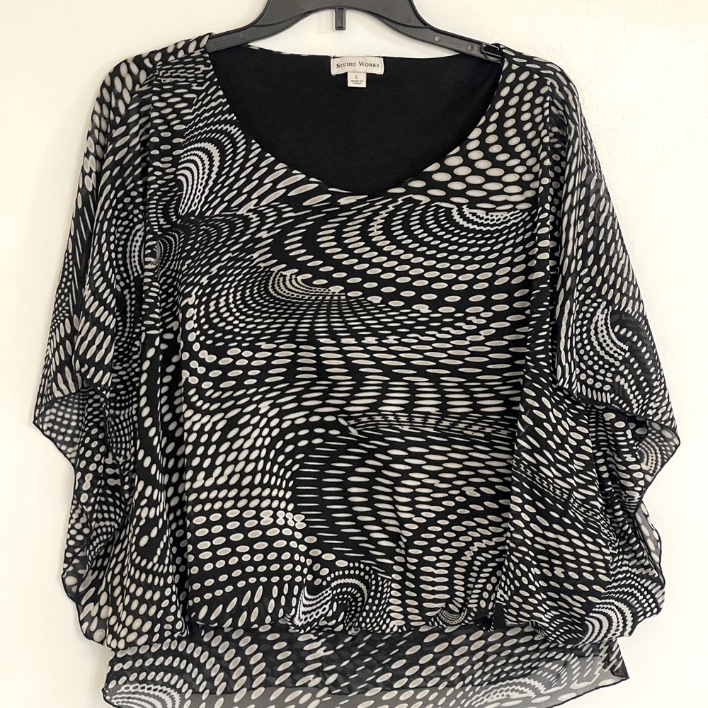 Studio Works Multi Colors Circle Design. Colors: Black, Gold, and White. Size L